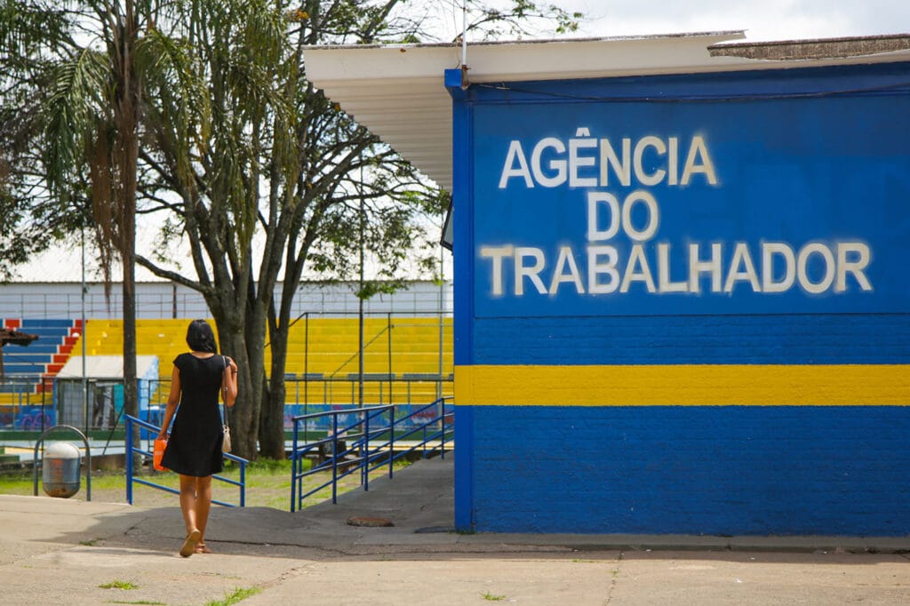 Agências do trabalhador têm vagas com salários de até R$ 3,5 mil nesta quarta-feira (22)