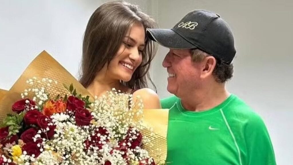 Amado Batista faz surpresa nos 23 anos da namorada miss