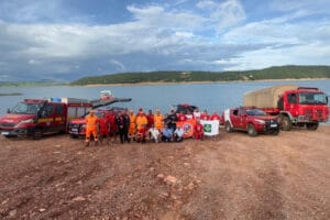 Bombeiros do DF ajudam a resgatar corpo de vítima submerso em Minas Gerais