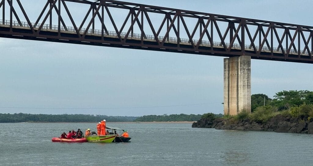 Bombeiros do DF participam de resgate de 14ª vítima do acidente sobre o Rio Tocantins