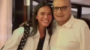 Bruna Marquezine se emociona ao encontrar Drauzio Varella em teatro