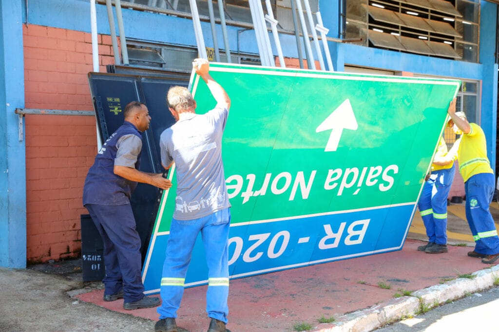 Conheça o processo por trás da confecção das placas que orientam e dão identidade à capital federal