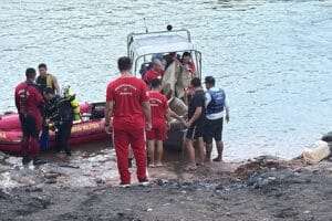Equipe dos bombeiros do DF auxilia na retirada de veículo e de corpos do Rio Tocantins