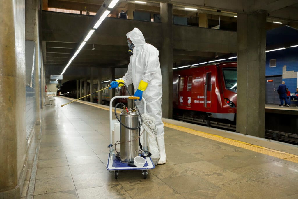 Estações de metrô têm ação de borrifação de inseticida contra o mosquito transmissor da dengue