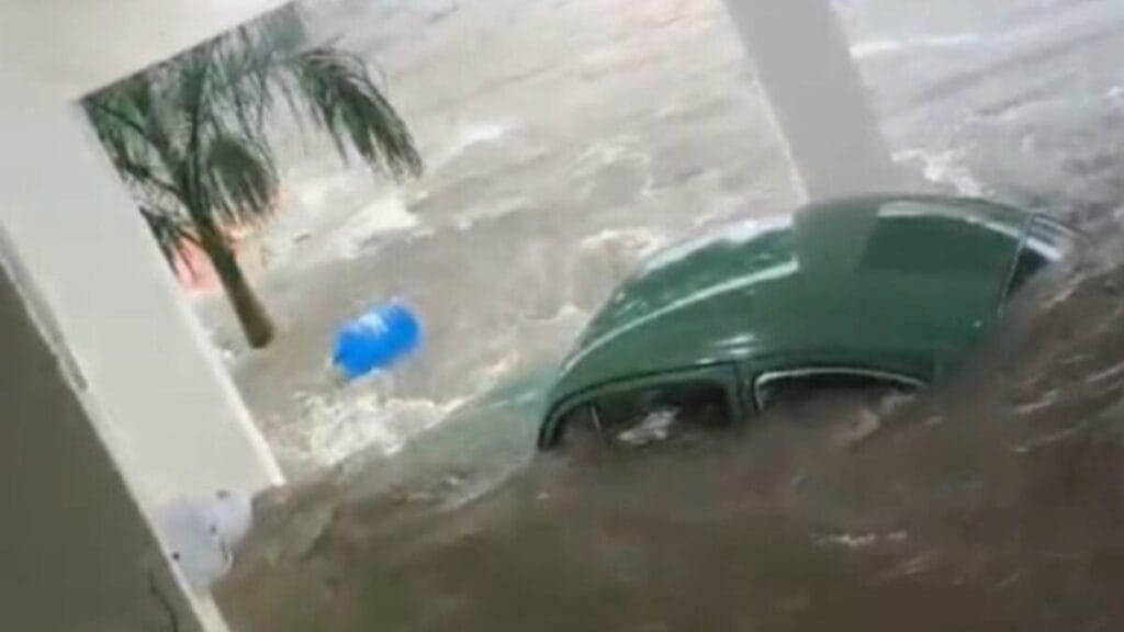 Fuscas raros são levados pela água em loja de São Paulo; estabelecimento será fechado