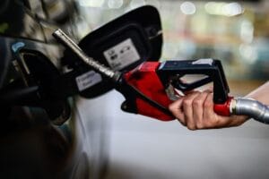Gasolina inicia 2025 pressionada por defasagem de preço e aumento de ICMS