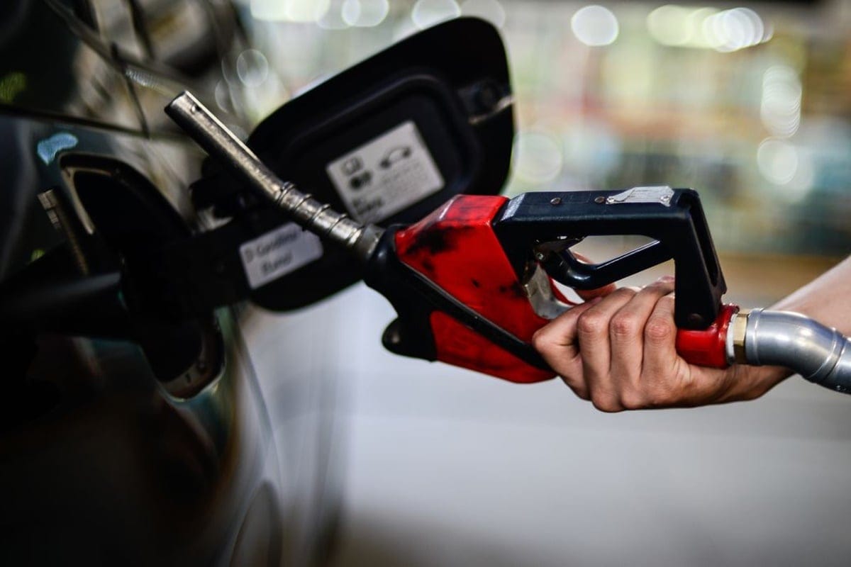 Gasolina inicia 2025 pressionada por defasagem de preço e aumento de ICMS