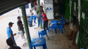 Mulher foi agredida pelo marido dentro de bar (Foto: Reprodução)