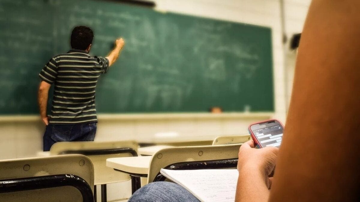 Lula sanciona nesta segunda projeto que limita uso de celular nas escolas Estudantes só poderão usar os aparelhos em situações específicas