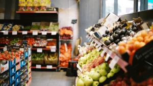 Imagem de um mercado no setor de frutas