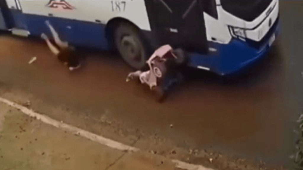 Motorista de ônibus quase atropela mãe e filha ao desviar de buraco no MT