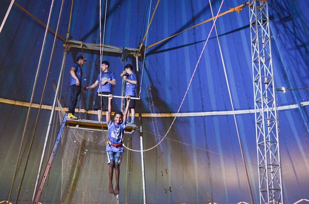 Oficinas gratuitas, exposição de quadrinhos, circo e capoeira agitam a programação do fim de semana no DF