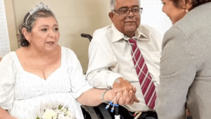 Cláudio Natividade e Raimunda Natividade se casam em hospital (Foto: Divulgação/IgesDF)
