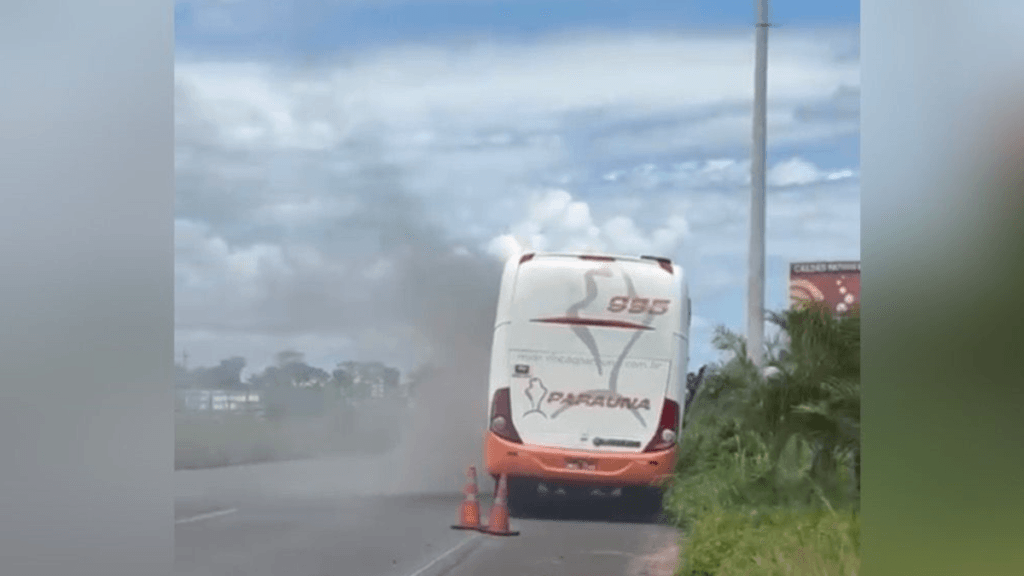 Passageiros de ônibus em chamas na GO-213 contestam versão da PM sobre salvamento