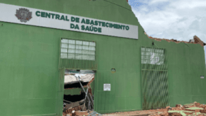 Teto do Centro de Abastecimento da Saúde desaba em Rio Verde (Foto: Bombeiros)