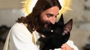 Quando internautas colocam Jesus abraçando seus pets Trend de Jesus abraçando viraliza nas redes sociais; assista aos vídeos