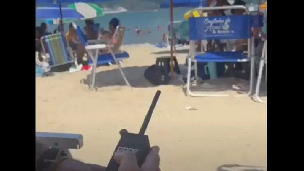 Turista usa aparelho para silenciar caixa de som em praia no Brasil
