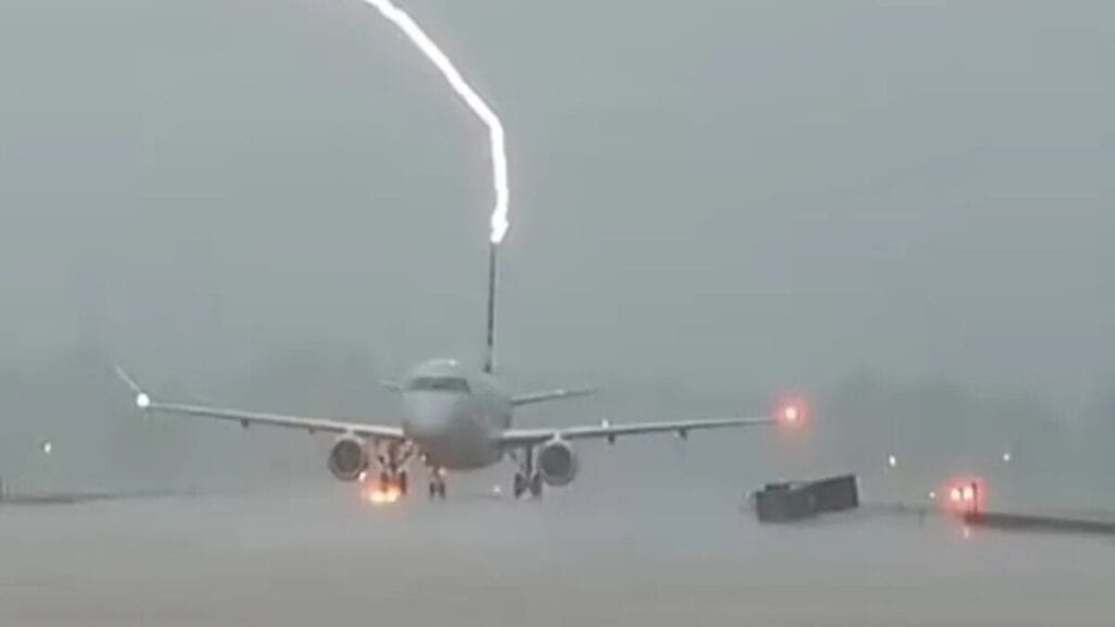 Vídeo mostra momento exato em que avião é atingido por raio durante tempestade em SP