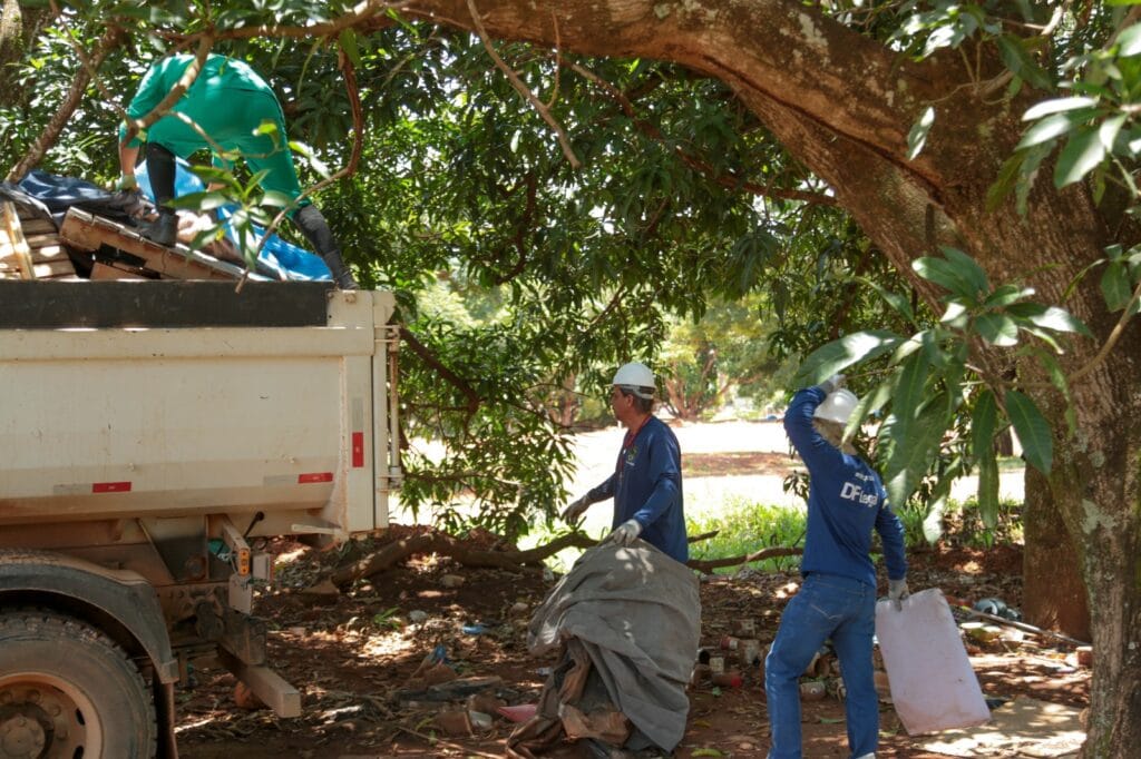 Ação leva atendimento a pessoas em situação de rua no DF
