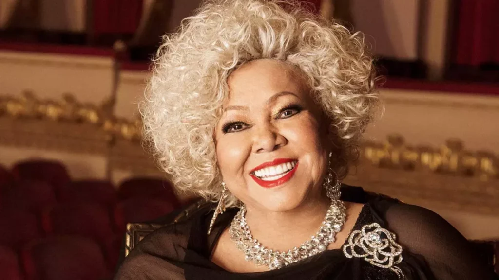 Alcione interrompe show no Recife após passar mal