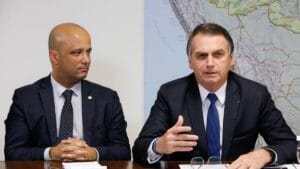 Bolsonaro brinca sobre ter Vitor Hugo como vice em 2026