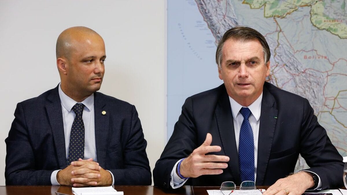 Bolsonaro brinca sobre ter Vitor Hugo como vice em 2026