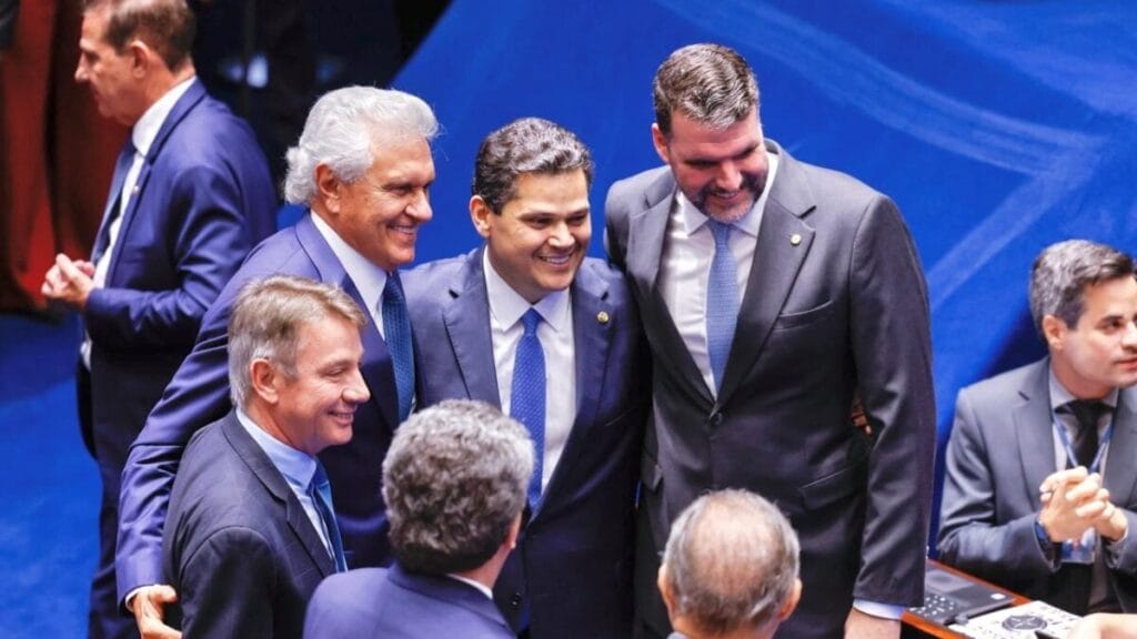 Caiado vai ao Senado para a acompanhar eleição de Alcolumbre e reforça alianças