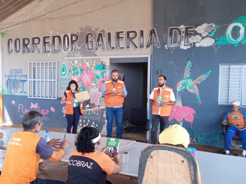 Catadores de recicláveis passam por capacitação para reduzir riscos com materiais cortantes e perigosos