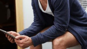 Especialista explica a melhor posição para urinar (Foto: Freepik)