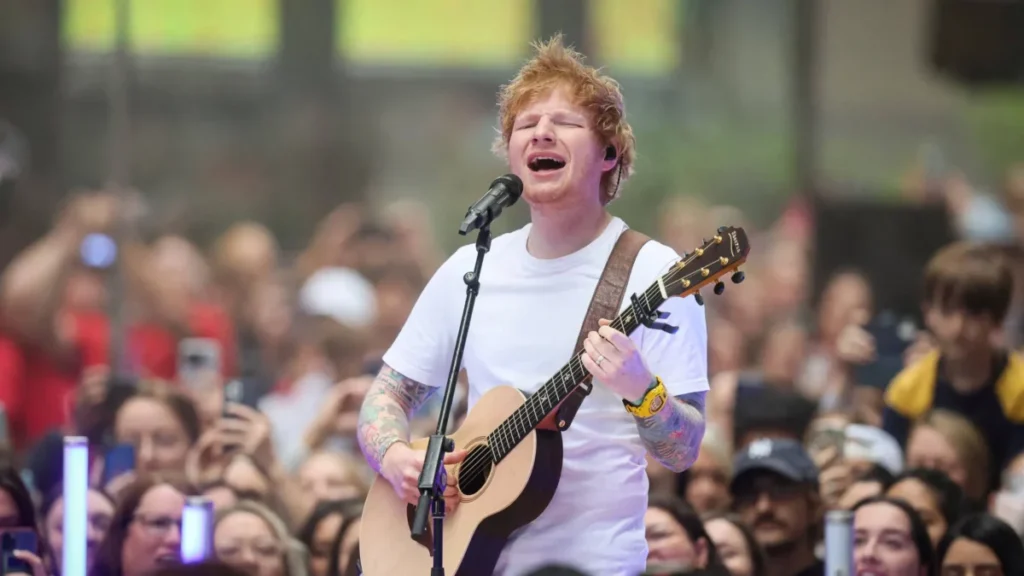 Ed Sheeran tem show de rua interrompido por policial na Índia