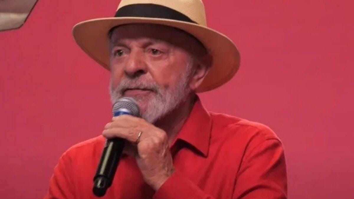 A imagem mostra o presidente do Brasil discursando em evento do PT