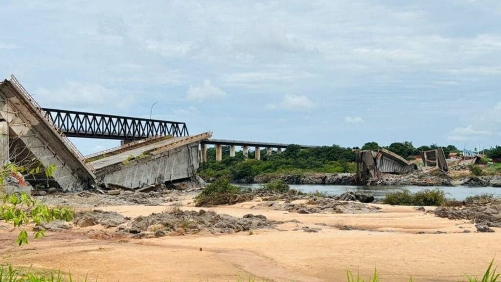 Estrutura remanescente de ponte que caiu entre TO e MA é implodida