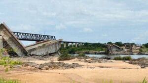 Estrutura remanescente de ponte que caiu entre TO e MA é implodida