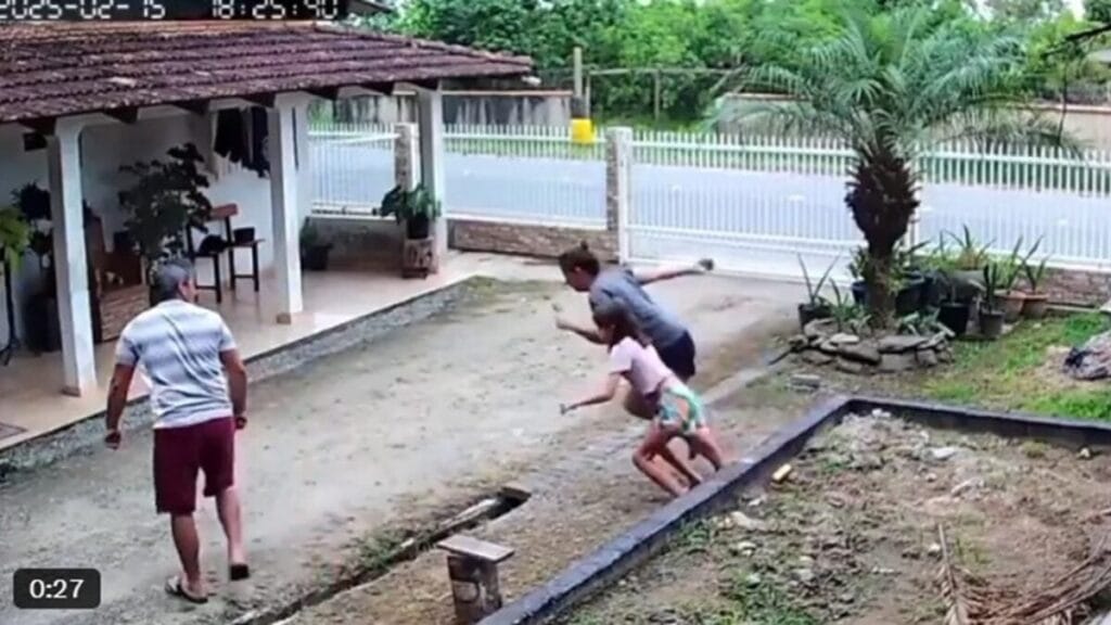 Família corre ao ver testemunhas de Jeová se aproximando; vídeo