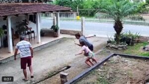 Família corre após ver testemunhas de Jeová se aproximando vídeo Câmera de segurança gravou as quatro pessoas correndo pra dentro de casa