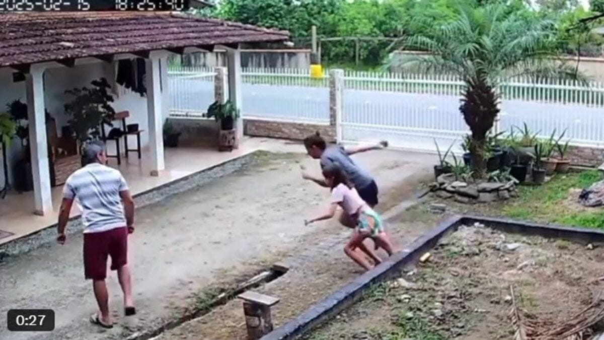Família corre após ver testemunhas de Jeová se aproximando vídeo Câmera de segurança gravou as quatro pessoas correndo pra dentro de casa