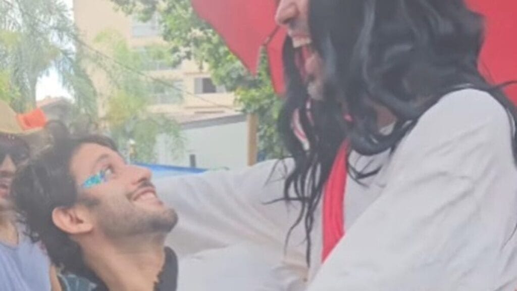 Fantasia de Jesus abraçando cachorro diverte internautas; vídeo