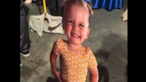 Formandos de medicina usaram Maria Flor de papelão como objeto para fotos Filha de Virgínia vira totem em festa de formatura em Goiânia