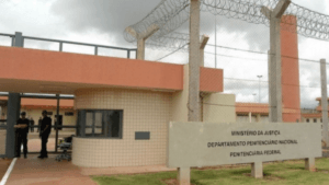 Imagem da entrada de um presídio