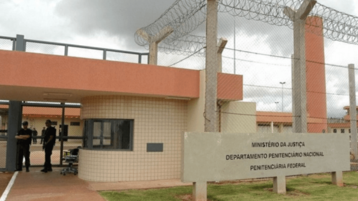 Imagem da entrada de um presídio