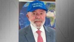 Guerra dos bonés: Lula adere a acessório com recado a Trump “Make America Great Again”, da campanha de Trump