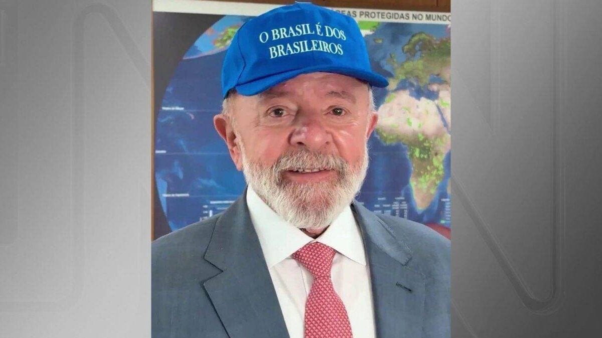 Guerra dos bonés: Lula adere a acessório com recado a Trump “Make America Great Again”, da campanha de Trump