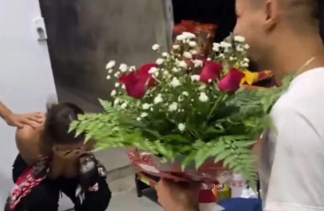 Homem encena assalto para pedir namorada em casamento; vídeo Cena gerou diversas críticas nas redes sociais