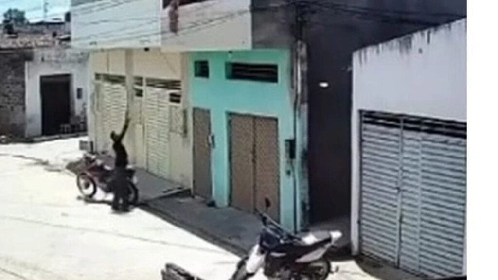 Homem salva criança que ficou pendurada em varanda de casa no Pernambuco; vídeo