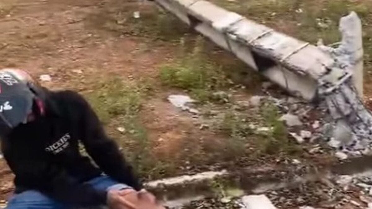 Humorista goiano simula batida de moto em poste e vídeo viraliza; assista O apresentador Oloares Ferreira compartilhou o vídeo