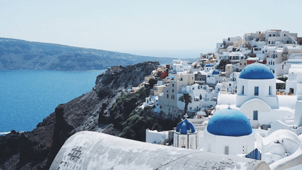 Milhares de pessoas deixam a ilha de Santorini devido a série de terremotos na Grécia