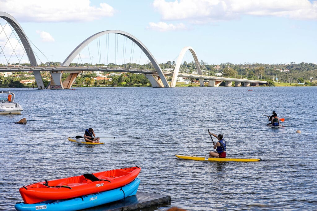 Monitoramento semanal certifica qualidade da água para banho no Lago Paranoá