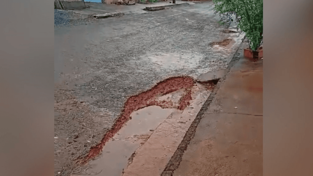 Moradores de Itaguari reclamam de lixo acumulado, buracos e iluminação precária