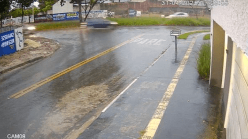 Motorista foge após atropelar e arrastar mulher por 30 metros em Goiânia