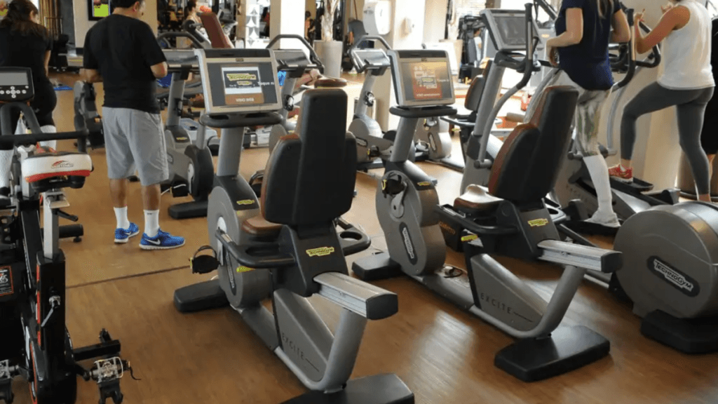 Mulher machuca joelho em polichinelo e ganha indenização de academia